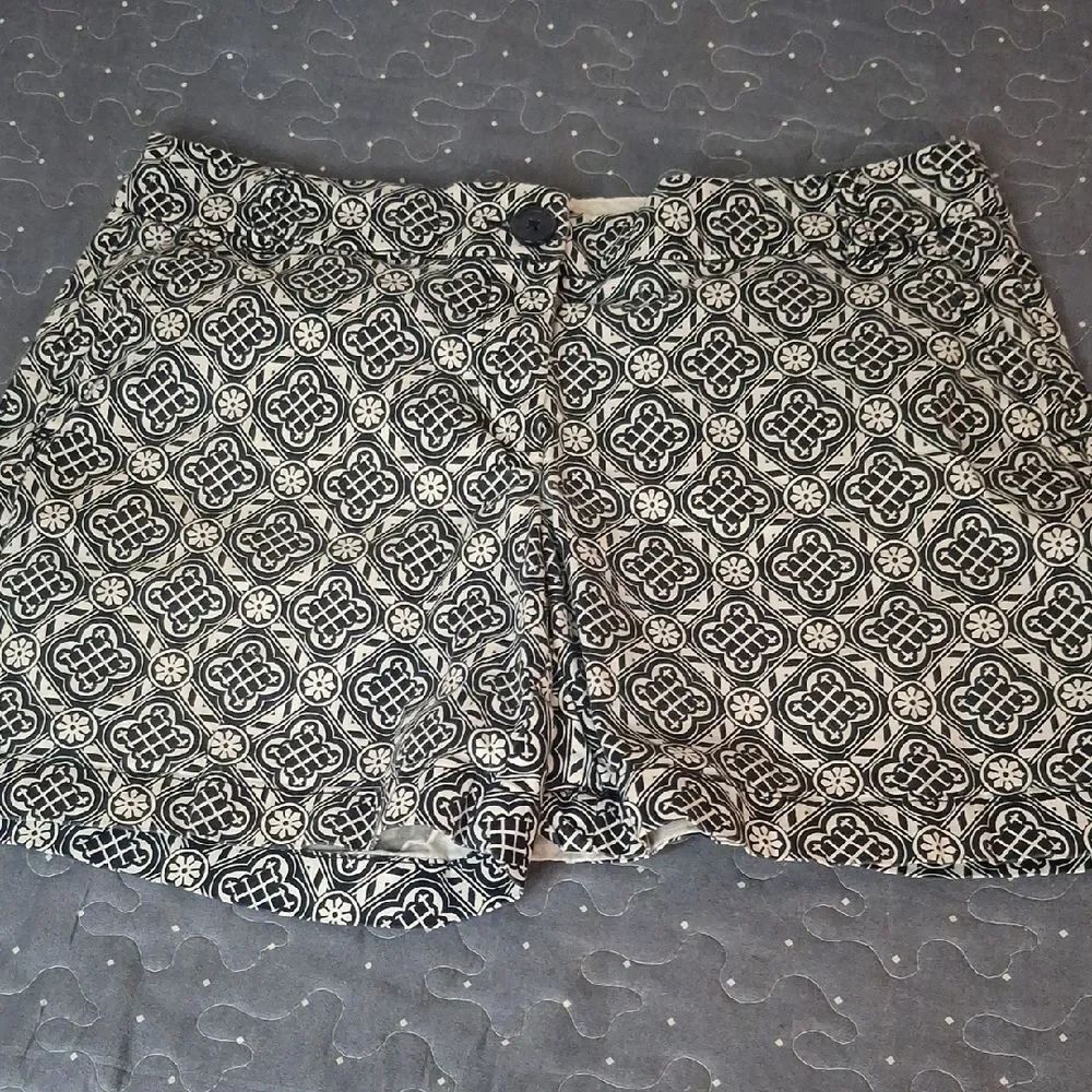 Crown & Ivy Bllue and White Geometric Shorts size 4